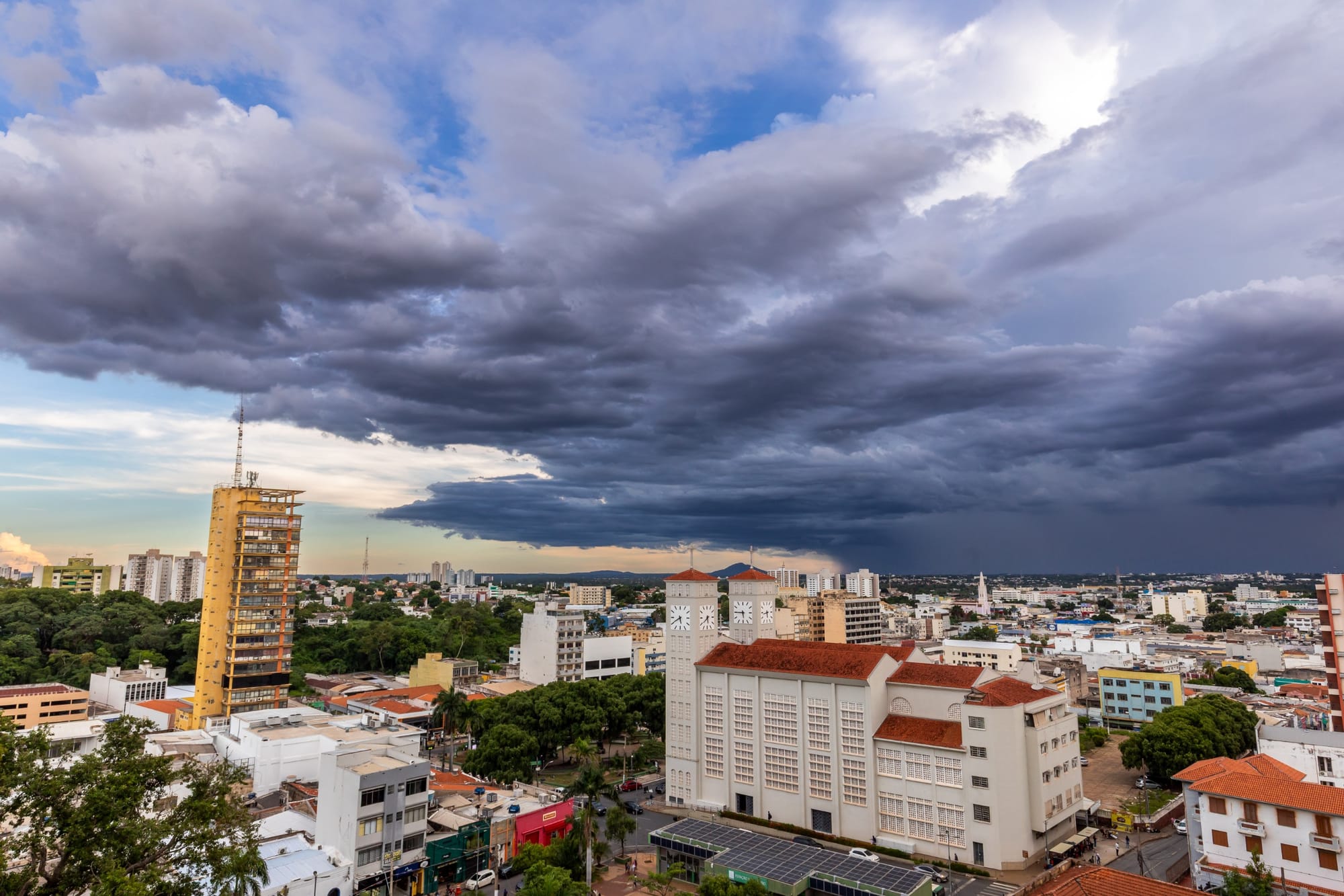 Prefeito pede que população deixe áreas de risco durante tempestade em Cuiabá; vídeo