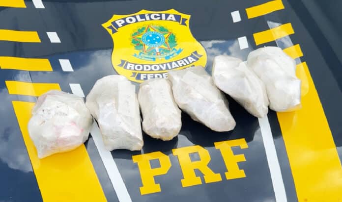 Passageira de ônibus é presa pela PRF transportando 6 kg de drogas em Sorriso