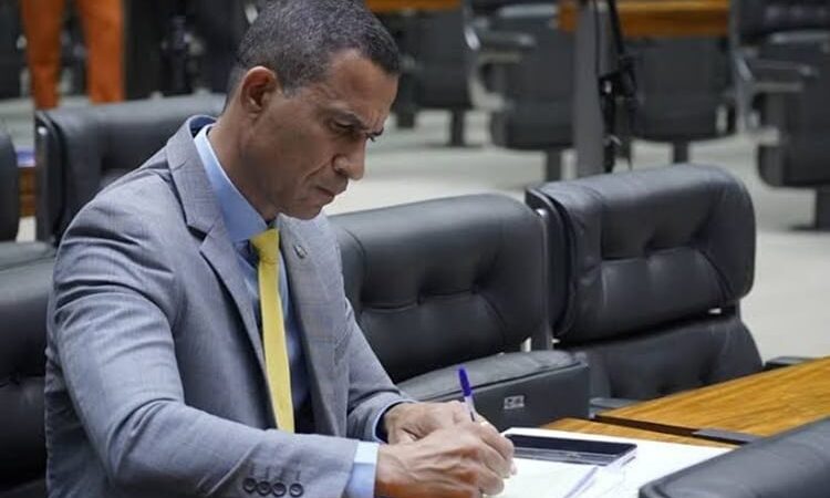 Coronel Assis acusa esquerda de usar fim da escala 6×1 como bandeira eleitoral