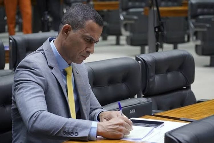 Coronel Assis acusa esquerda de usar fim da escala 6×1 como bandeira eleitoral