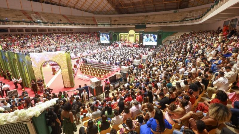 Casamento Abençoado reúne mais de 900 casais no Ginásio Aecim Tocantins, em Cuiabá