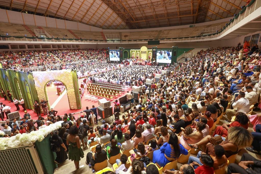Casamento Abençoado reúne mais de 900 casais no Ginásio Aecim Tocantins, em Cuiabá