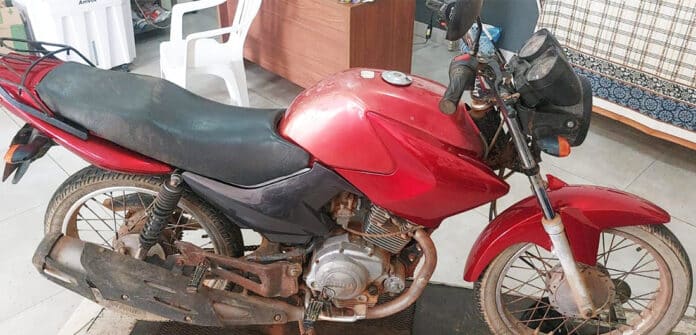 Sinopense se distrai durante “bebedeira” e tem motocicleta furtada