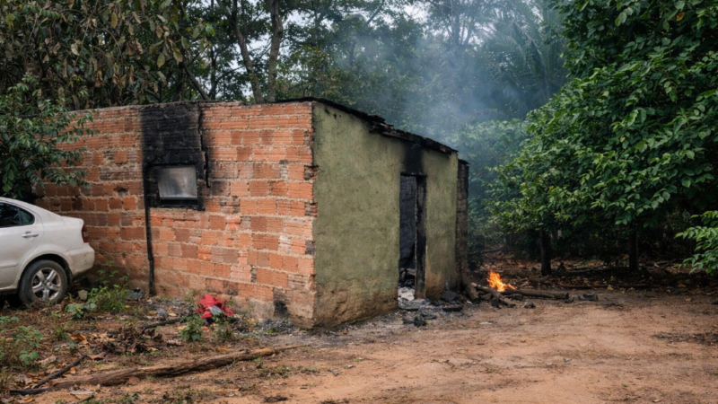 Homem incendeia casa após discussão com a esposa e é preso pela PM na madrugada