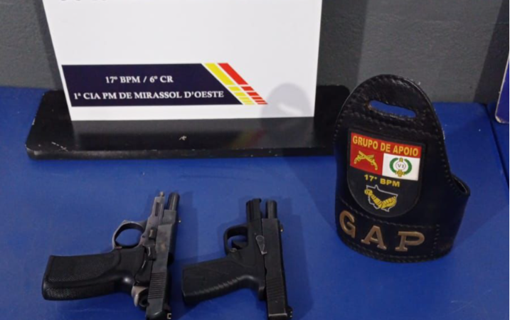 Mulher é presa pela Polícia Militar com duas pistolas após filho exibir arma na rua