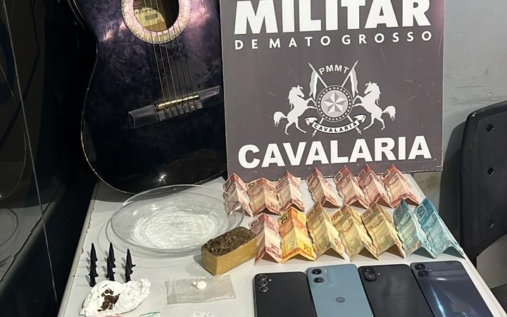 Cavalaria da PM prende dois suspeitos e apreende quatro menores por tráfico de drogas em Nova Mutum