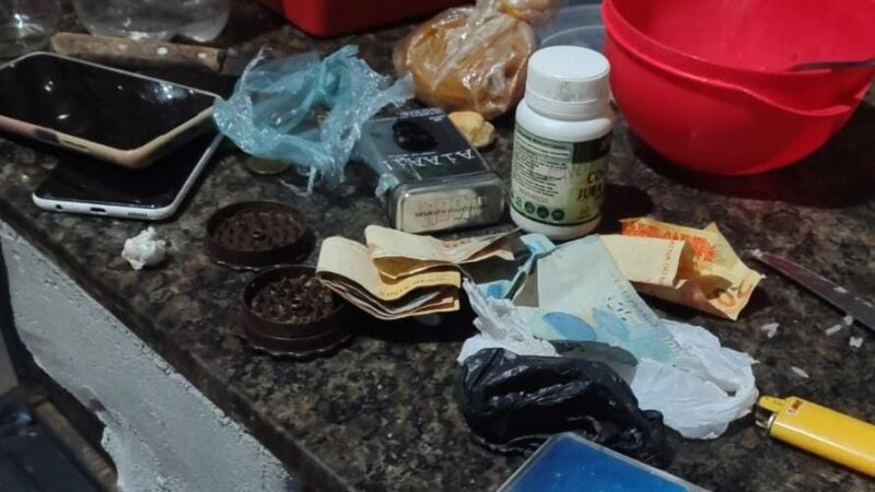 Polícias Civil e Militar prendem mulher por tráfico e fecham ponto de venda de drogas