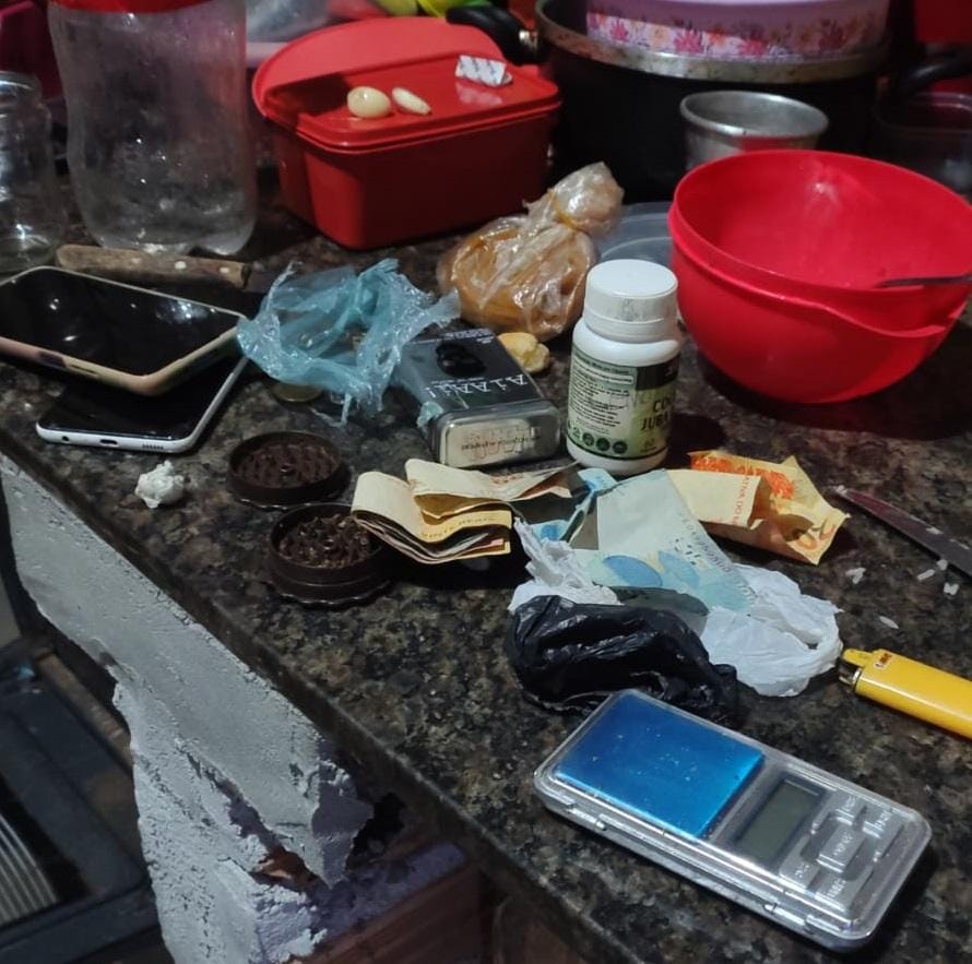Polícias Civil e Militar prendem mulher por tráfico e fecham ponto de venda de drogas