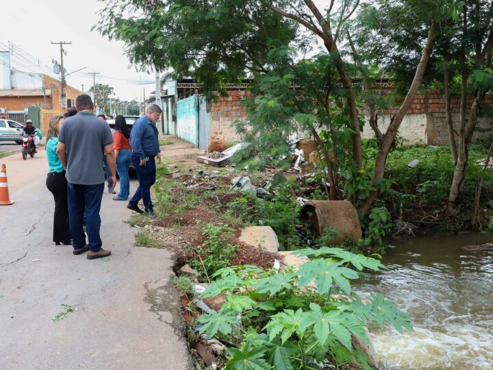 Equipe técnica visita local onde terão início as obras de drenagem no bairro Alameda