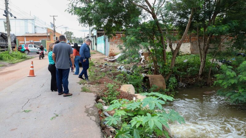 Equipe técnica visita local onde terão início as obras de drenagem no bairro Alameda