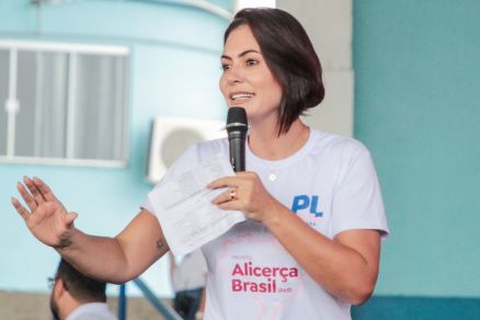 Carlos declara apoio à candidatura de Michelle ao Senado; ela desconversa