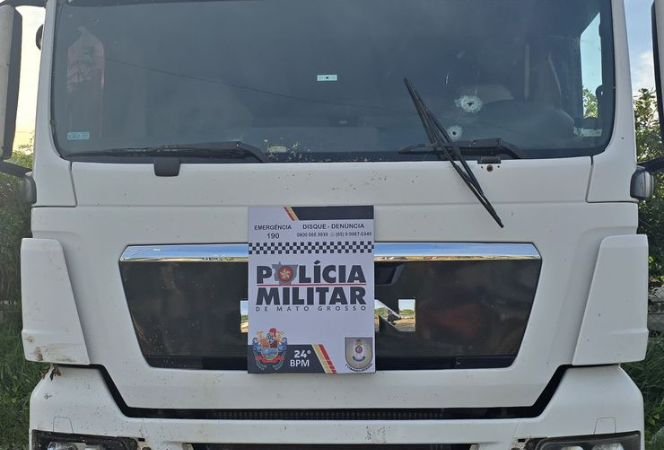 Quadrilha invade fazenda, ataca viatura e foge pela mata; PM apreende armas e recupera veículos