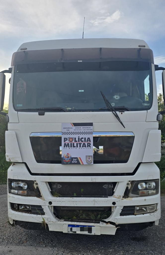 Quadrilha invade fazenda, ataca viatura e foge pela mata; PM apreende armas e recupera veículos