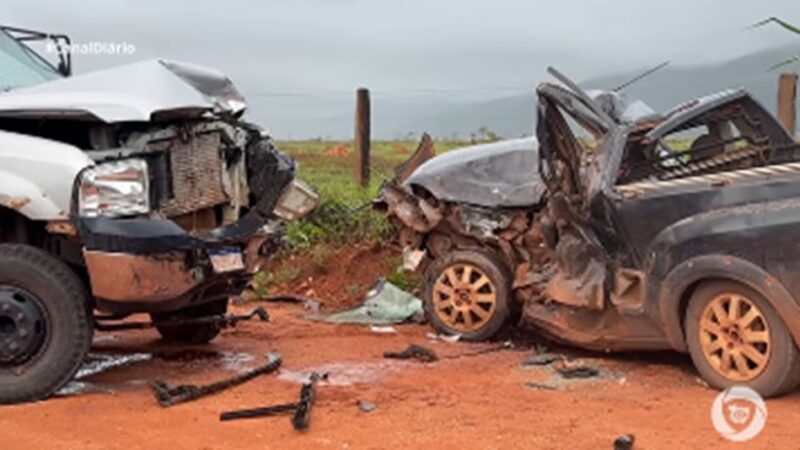 Homem morre após colisão frontal entre caminhonete e caminhão em estrada rural