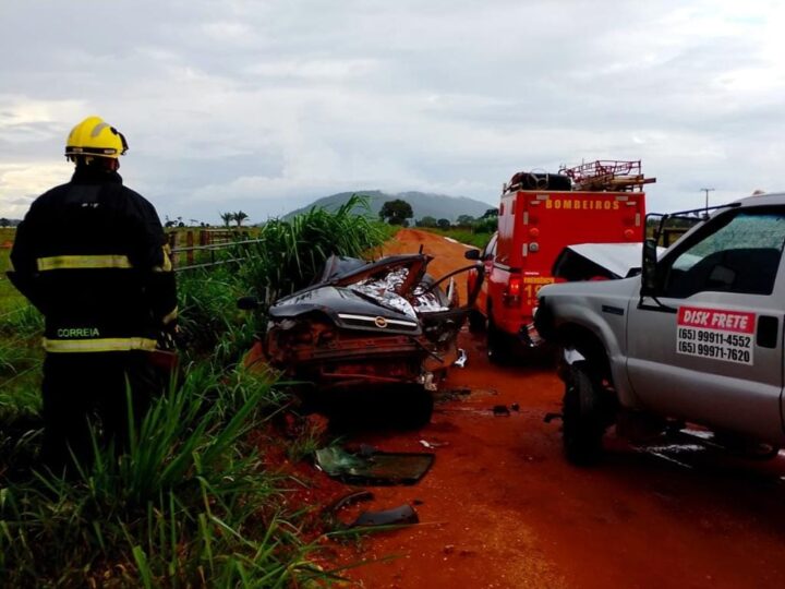 Batida entre carro de passeio e caminhão mata motorista e deixa outro preso às ferragens