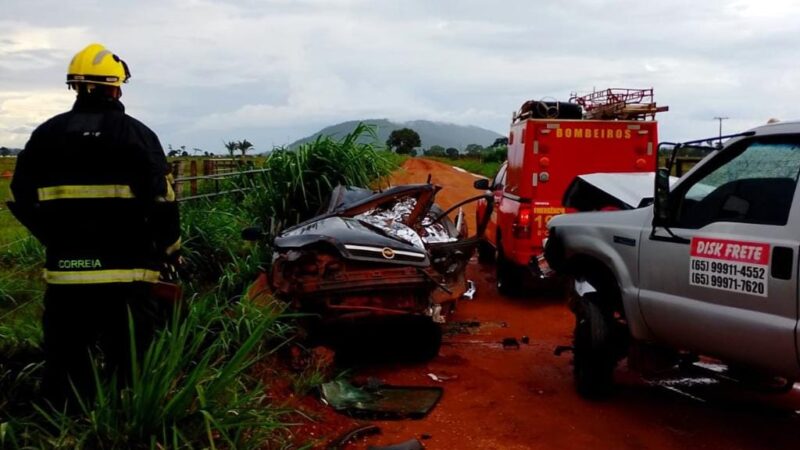 Batida entre carro de passeio e caminhão mata motorista e deixa outro preso às ferragens