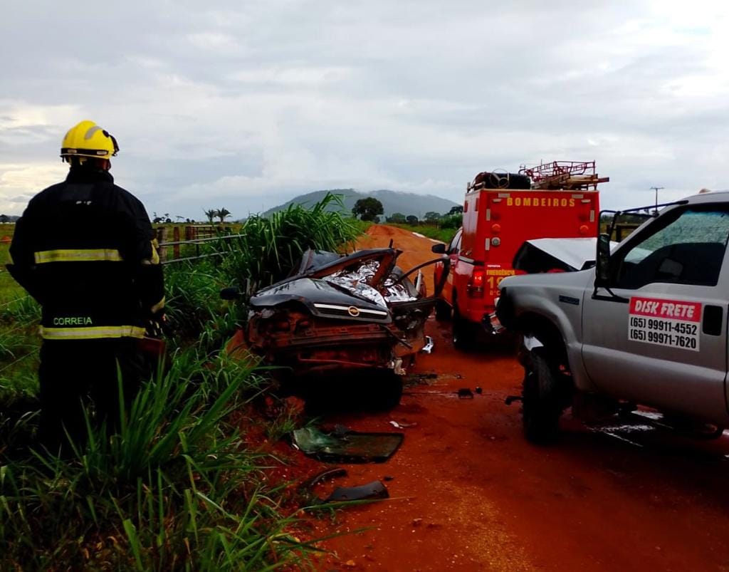Batida entre carro de passeio e caminhão mata motorista e deixa outro preso às ferragens
