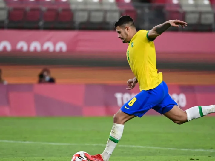 Bruno Guimarães sofre grave lesão e abre chance de Ancelotti testar novos volantes na seleção