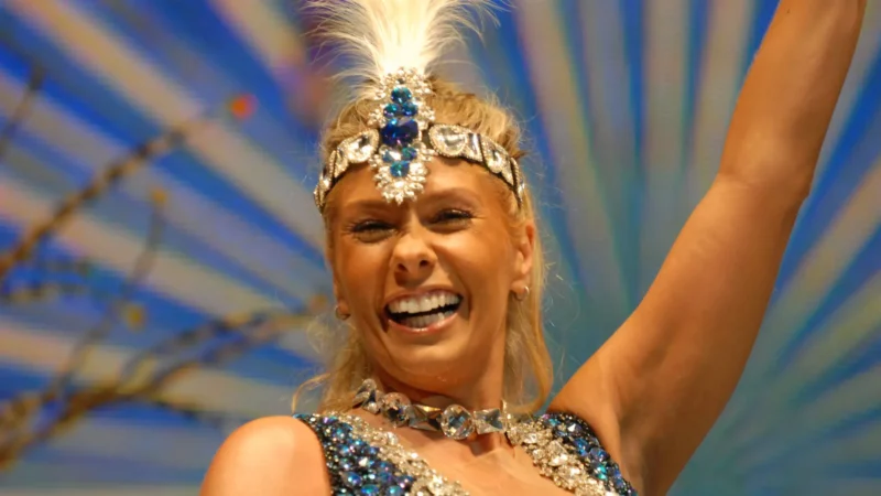 Adriane Galisteu faz ensaio de Carnaval no metrô do Rio de Janeiro