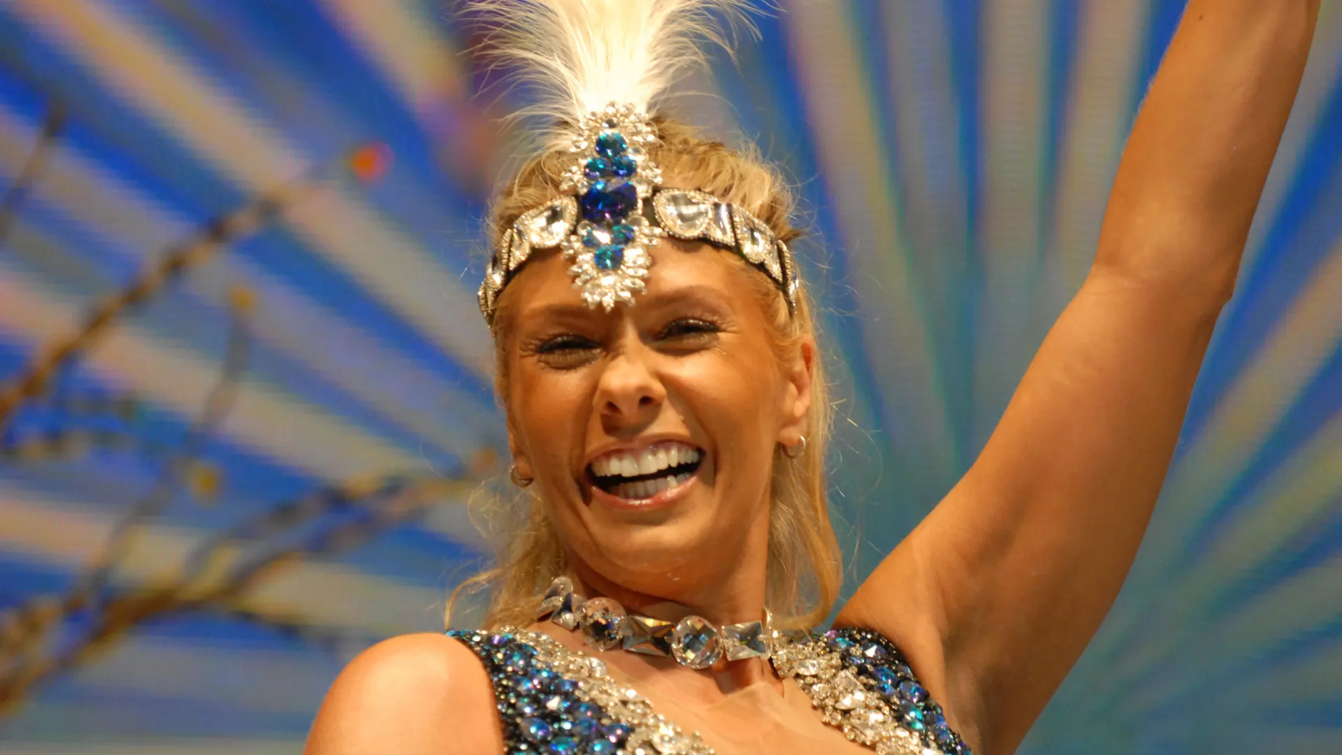 Adriane Galisteu faz ensaio de Carnaval no metrô do Rio de Janeiro