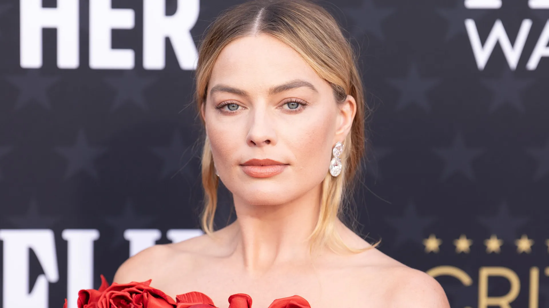 Margot Robbie se derrete por Wagner Moura em entrevista: ‘Muito bonito’