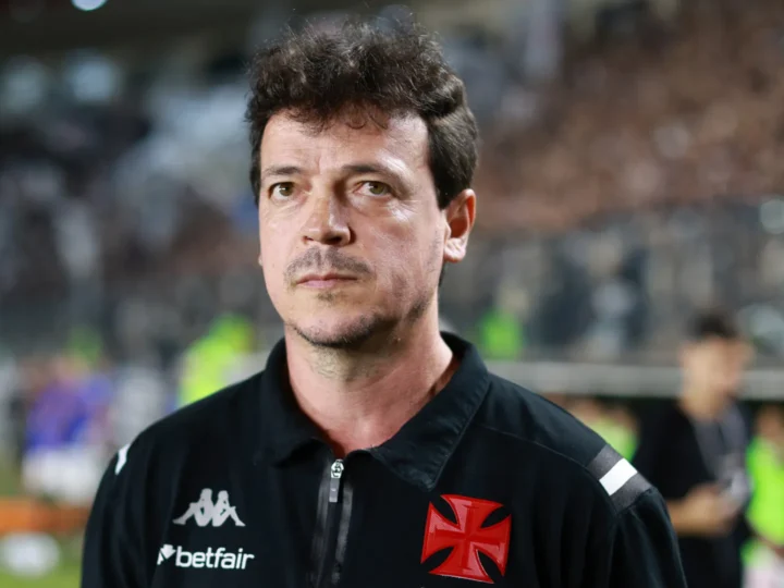 Pressionado, Fernando Diniz assegura permanência no Vasco: ‘Nunca pedi demissão’