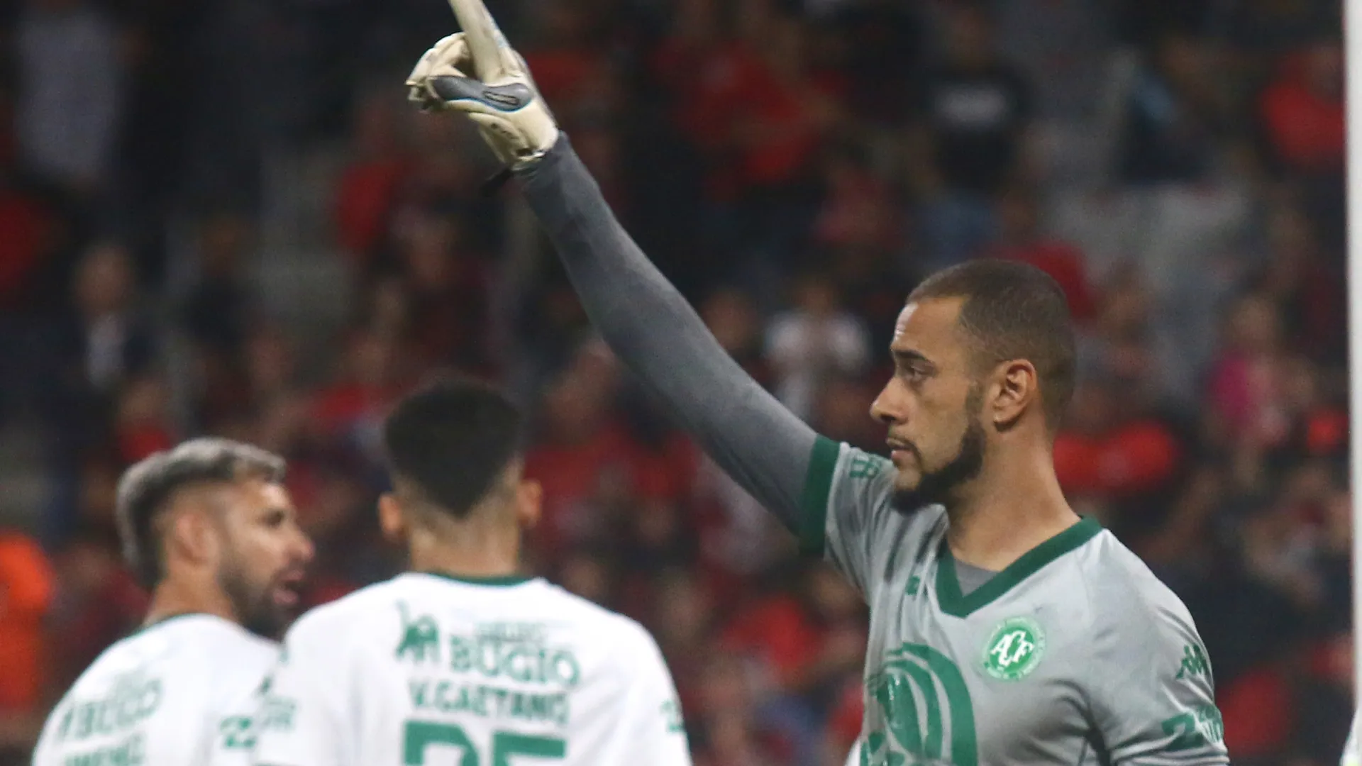 Chapecoense vira time dos minutos finais e se mantém invicta em volta à Série A