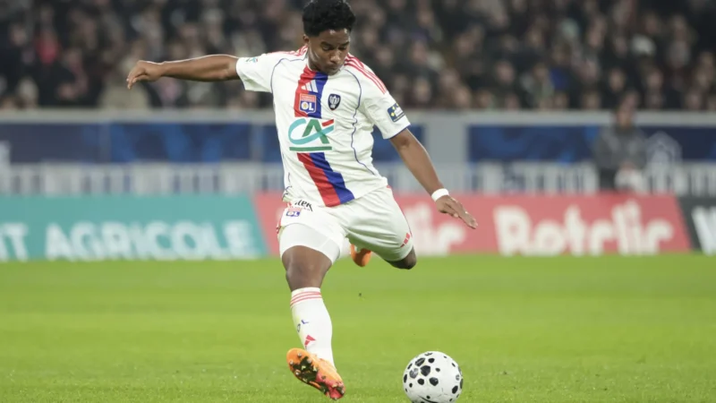 Endrick supera ídolos do Lyon em início, mas fica atrás de Neymar na França