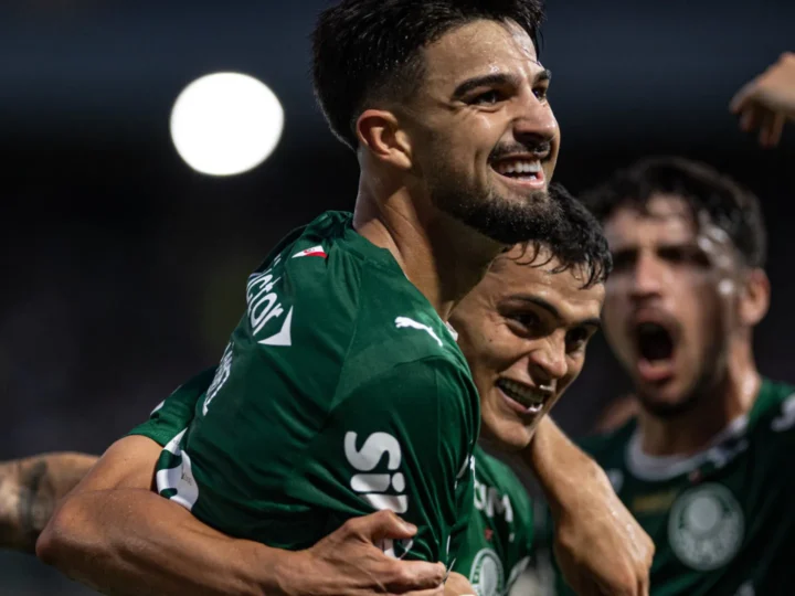 Palmeiras cala protestos, faz 5 no Vitória e respira antes do Dérbi