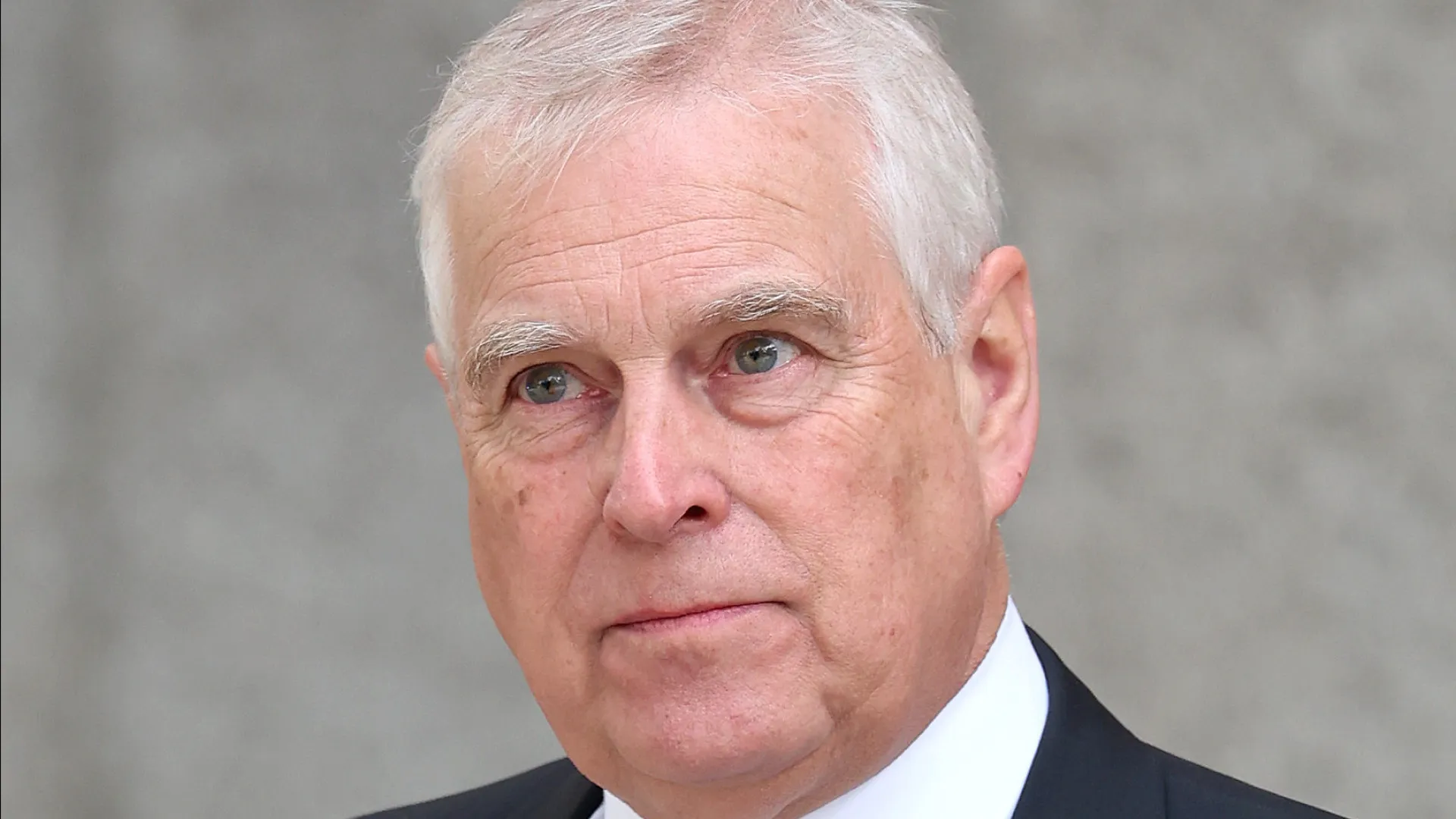 Ex-príncipe Andrew fica preso por 11 horas por suspeita envolvendo caso Epstein