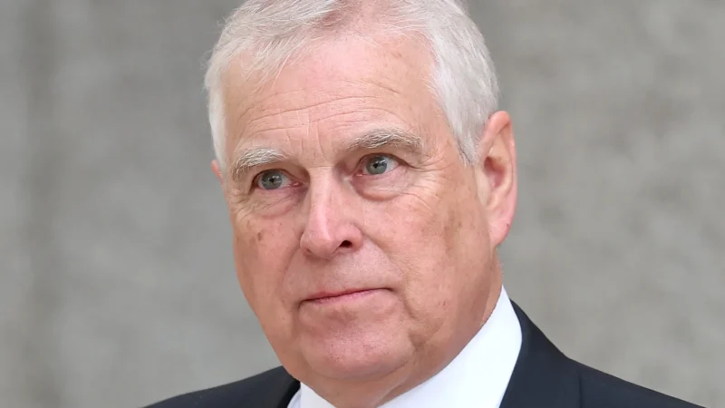 Ex-príncipe Andrew deixa residência real após fotos polêmicas com Epstein