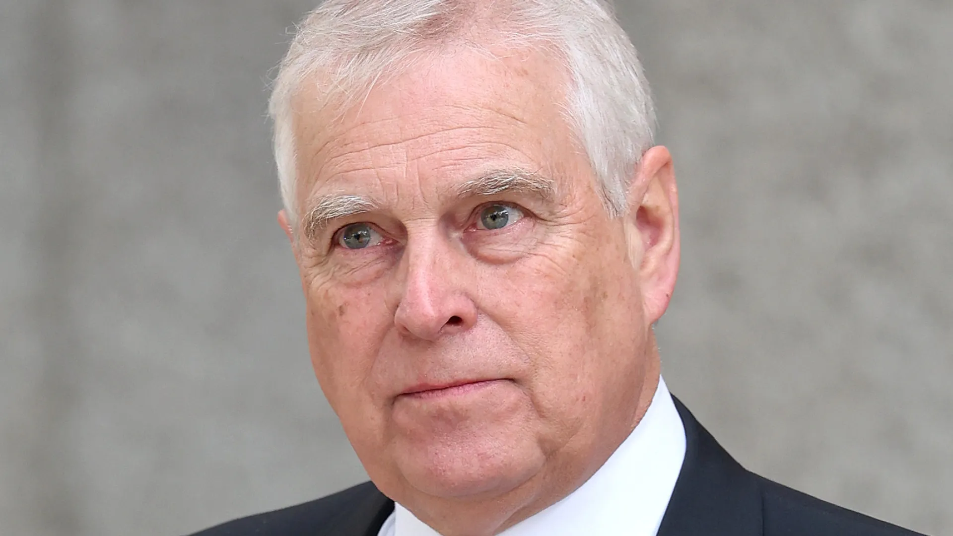 Ex-príncipe Andrew deixa residência real após fotos polêmicas com Epstein