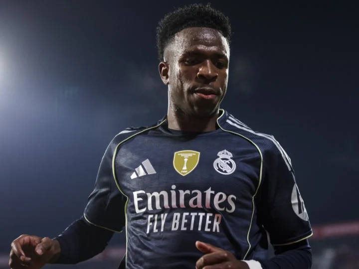 Painel da Fifa discute punir atletas que taparem boca após acusação de Vini