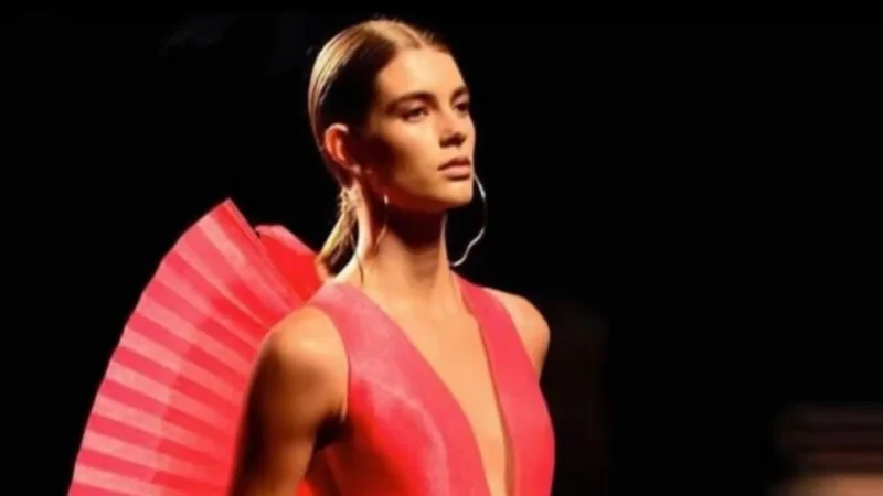 Modelo de 21 anos, filha de ex-jogador, é encontrada morta em casa