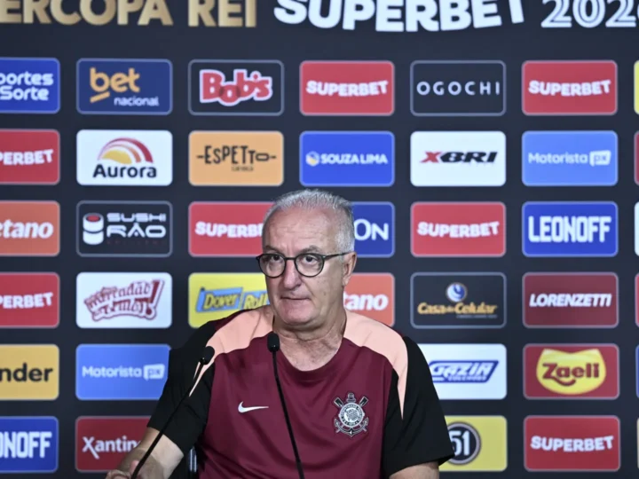 Dorival banca Zakaria no Corinthians apesar de resistências internas