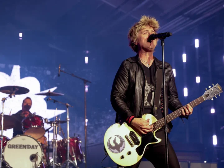 Billie Joe, do Green Day, diz em show que agentes do ICE deveriam pedir demissão