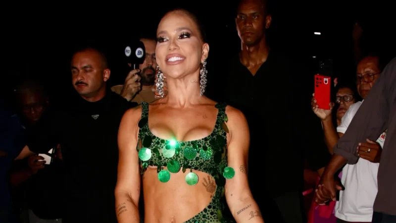 Virgínia se preocupa com fantasia ousada: ‘Minha perereca tá aparecendo?’