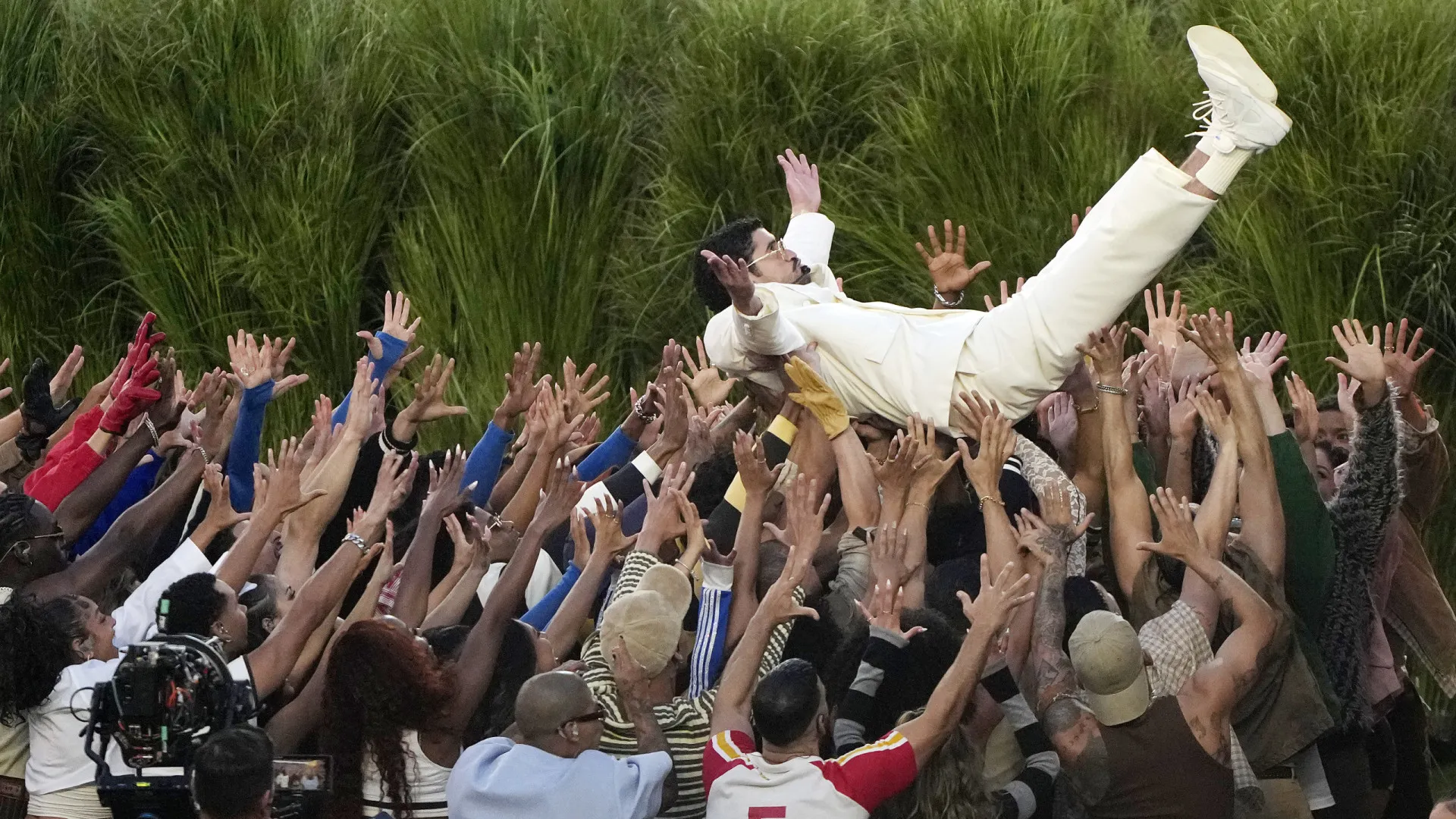 Bad Bunny supera Kendrick Lamar e quebra recorde de audiência no Super Bowl