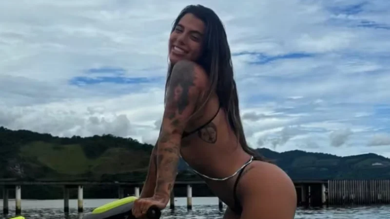 Petra Mattar posa de fio-dental em dia de praia após perder mais de 15kg