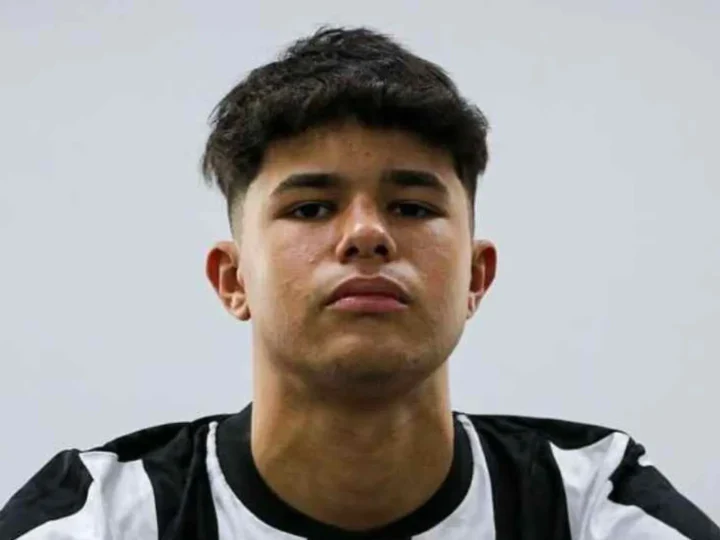 Bruninho Samudio faz 16 anos e assina 1º contrato profissional com Botafogo
