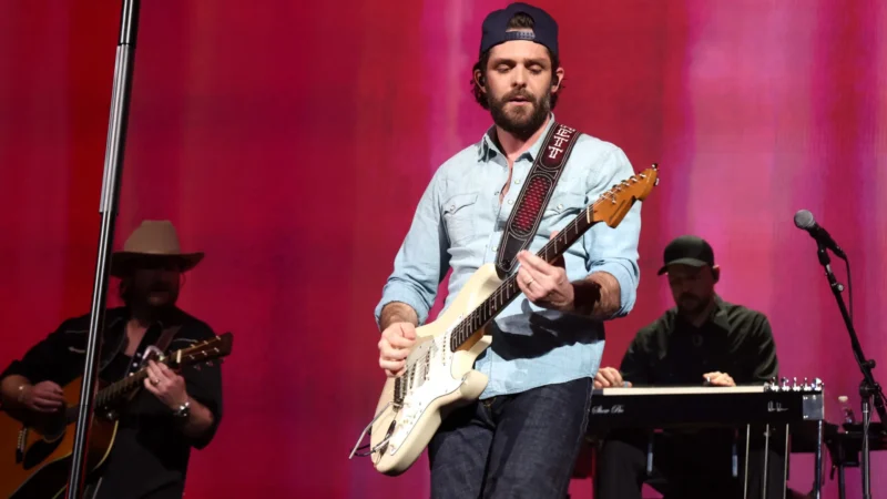 Aos 35, Thomas Rhett diz que está “ficando surdo” de um ouvido