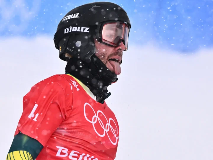 Astro do snowboard fratura pescoço e é levado para hospital de helicóptero