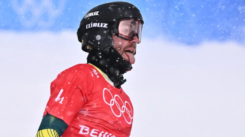 Astro do snowboard fratura pescoço e é levado para hospital de helicóptero