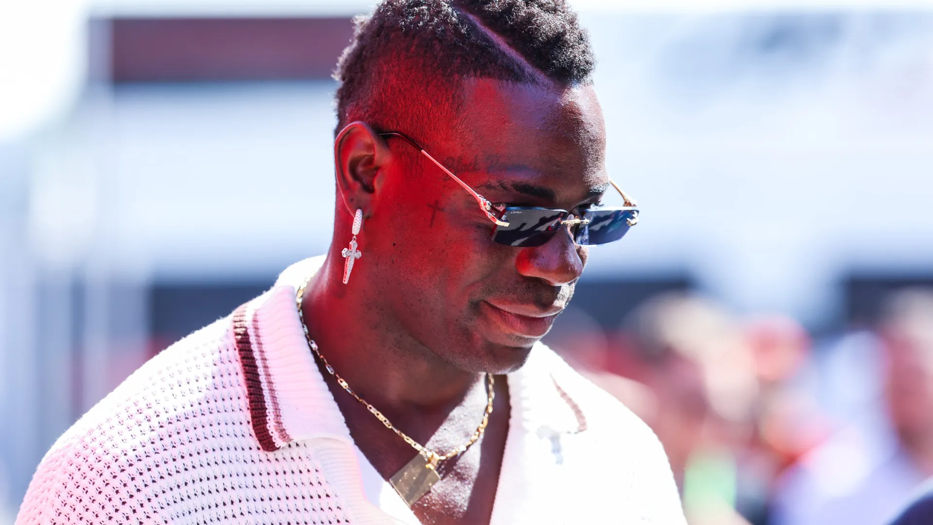 Balotelli é alvo de racismo em jogo nos Emirados Árabes e cobra autoridades