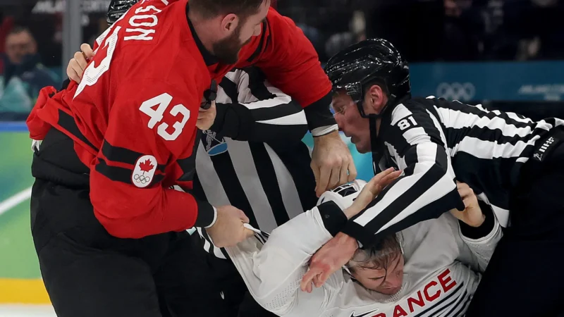 Jogadores brigam feio durante partida de hóquei no gelo; vídeo