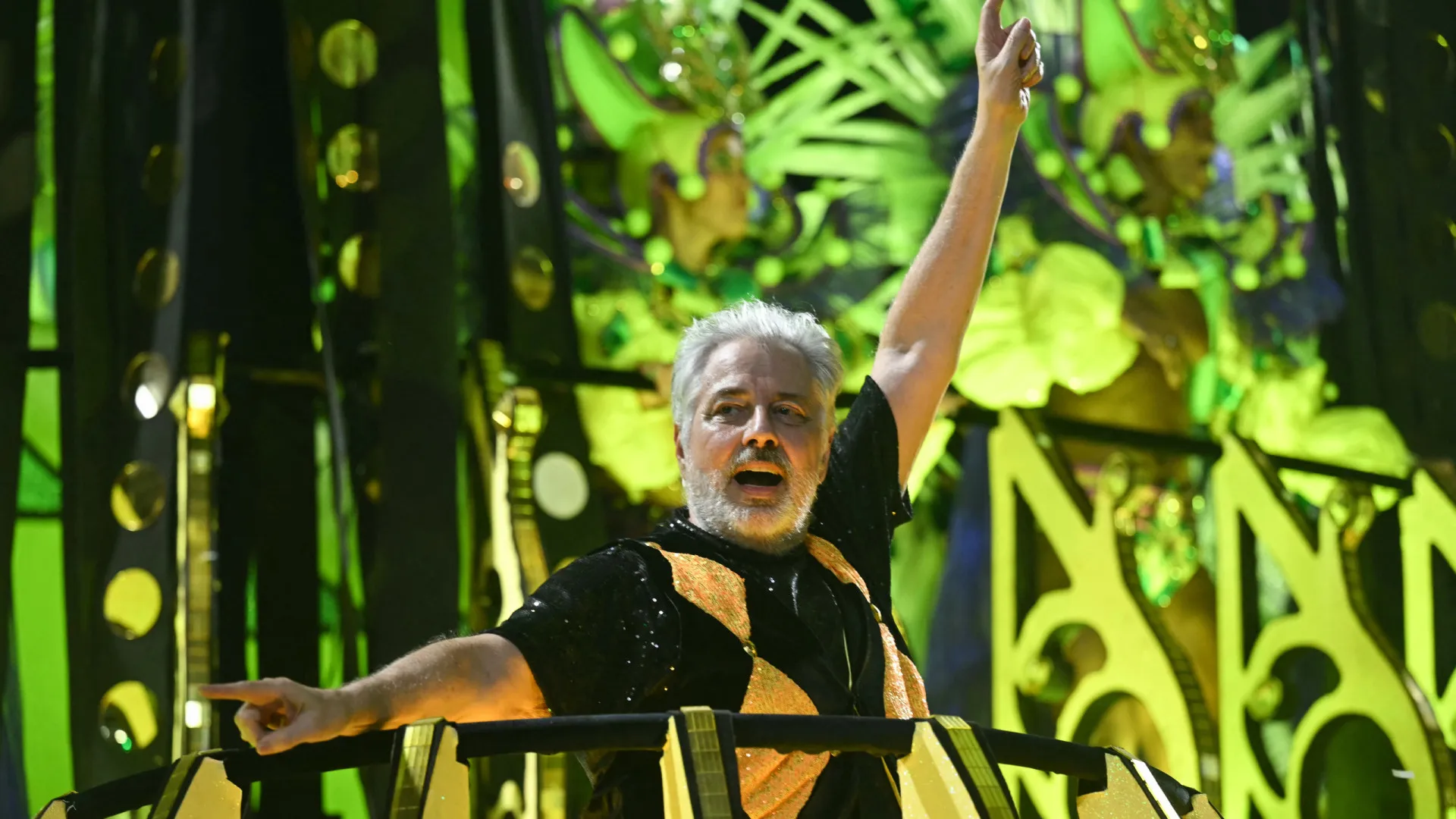 ‘Ela está aqui’, diz Roberto de Carvalho sobre desfile em homenagem a Rita Lee