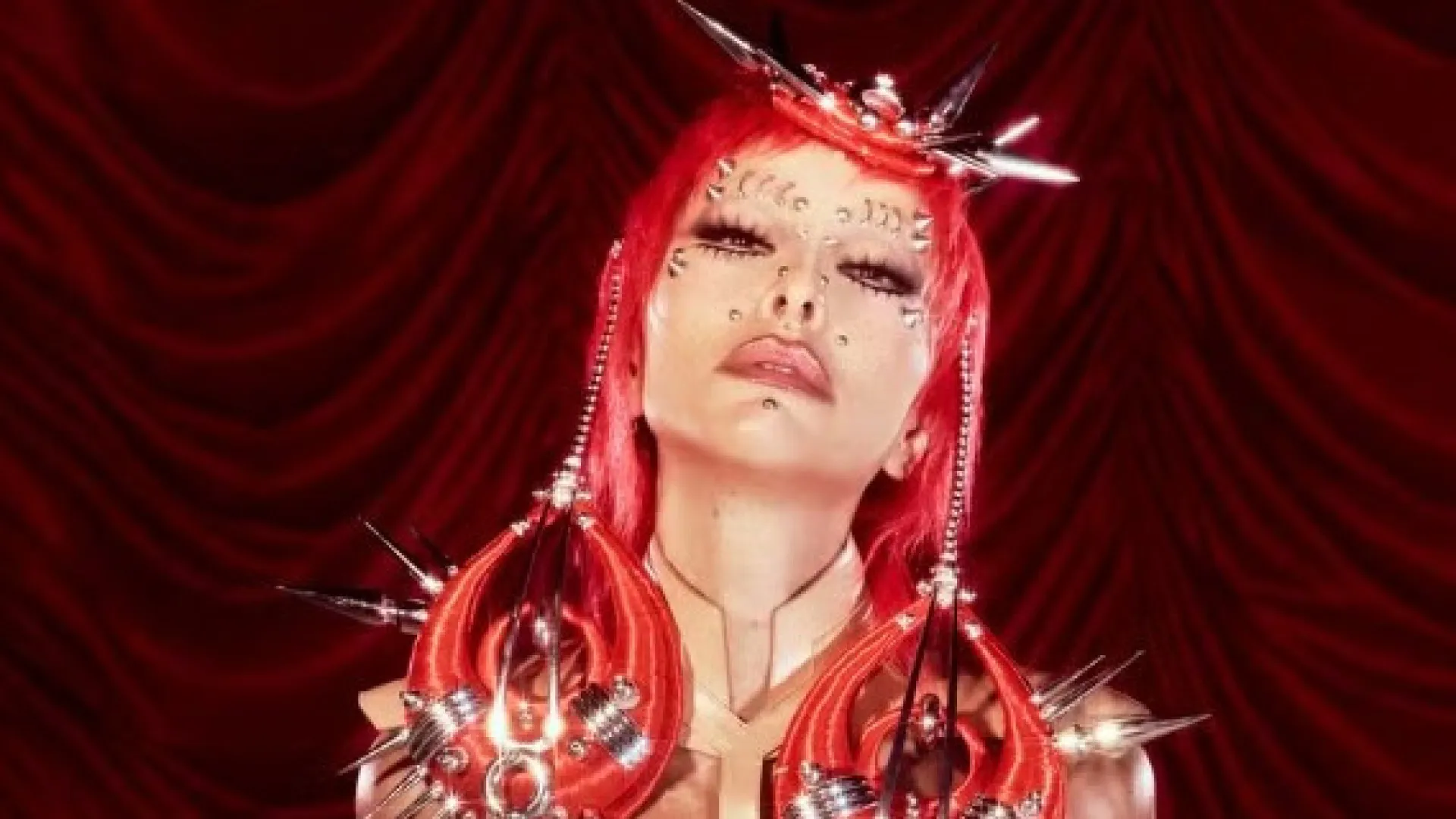 Sabrina Sato simula nudez e surge com piercings no rosto na Sapucaí