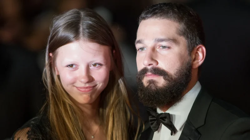 Shia LaBeouf e Mia Goth teriam se separado em segredo há um ano, diz jornal