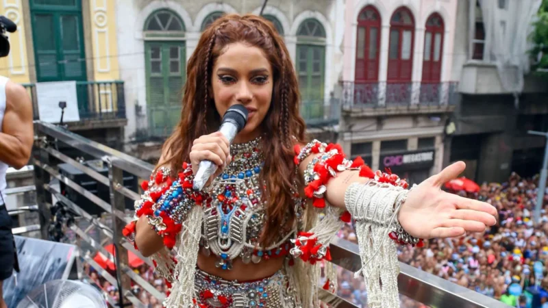 Anitta arrasta multidão para bloco em reta final do Carnaval no Rio