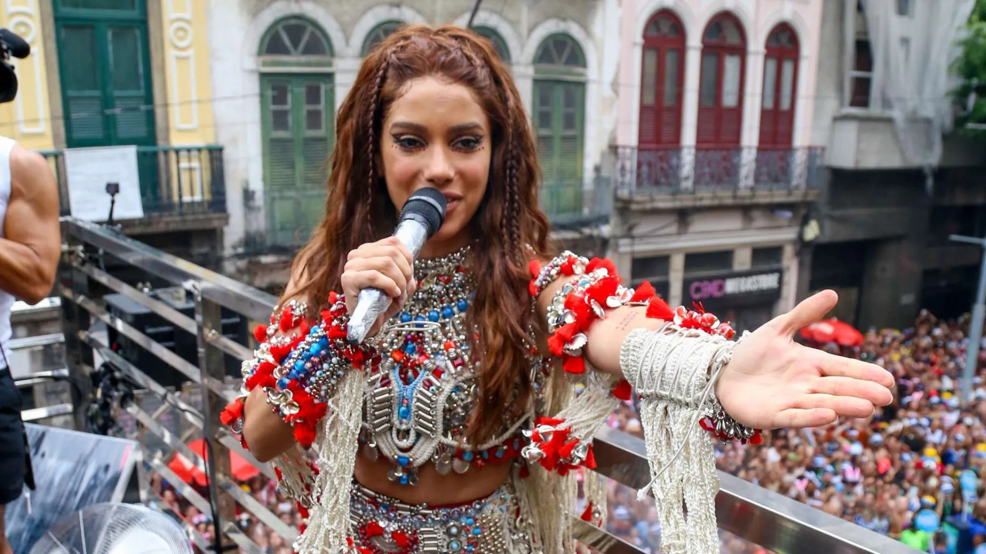 Anitta arrasta multidão para bloco em reta final do Carnaval no Rio